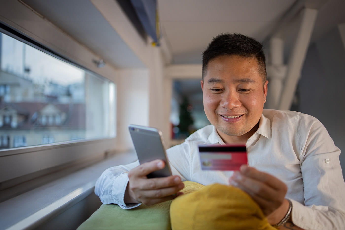 A man shopping with his smartphone.